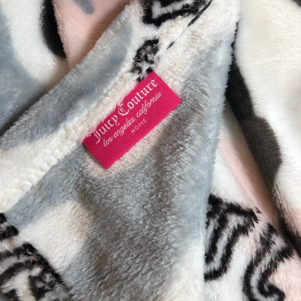 ‼️PRICE DROP‼️ ✨NWT Juicy Couture throw. - Picture 4 of 4